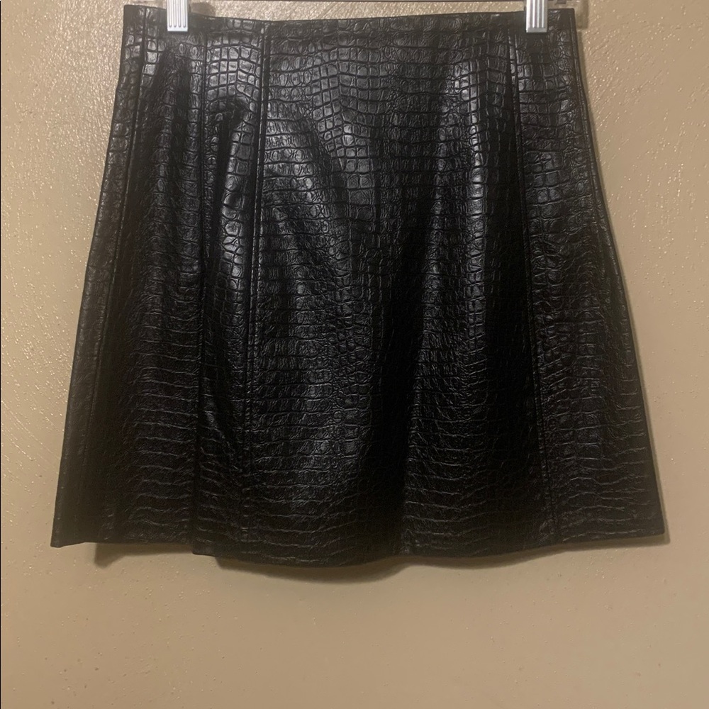 Industry size 2 Black Croc-Patterned Mini Skirt Snap Front Opening NWT - Picture 3 of 5